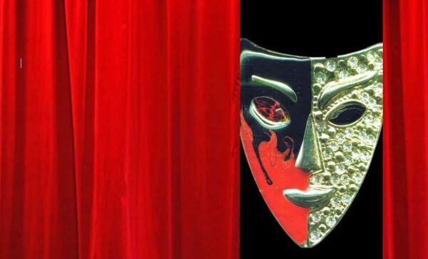 Eine Theatermaske schaut durch einen roten Vorhang
